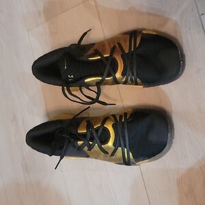 Underarmour gold and black men's shoes size 9.5, like new, micro